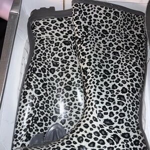 Cloudwalkers Black and Gray Leopard Print Winter Boots